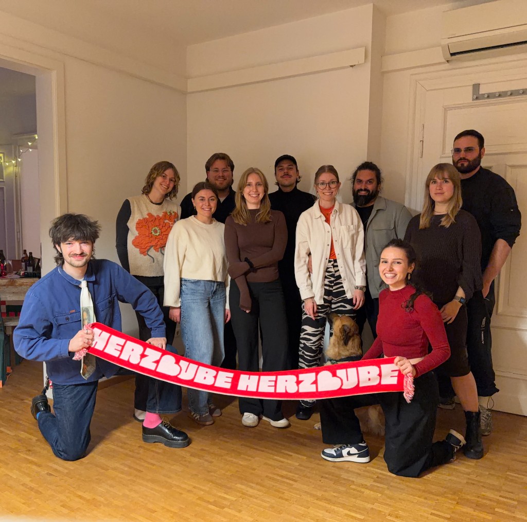 Das ganze Team mit dem Herzbube-Schal